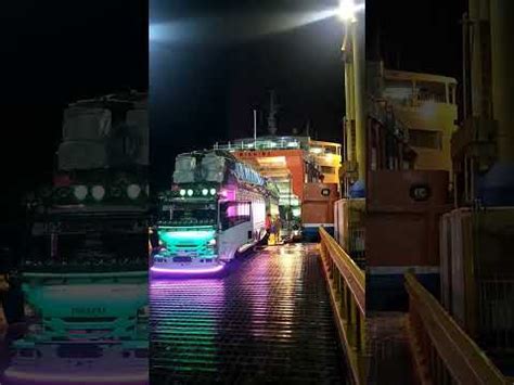 Truk Ekspedisi Makassar Kendari Keluar Dari Kapal Ferry Kolaka