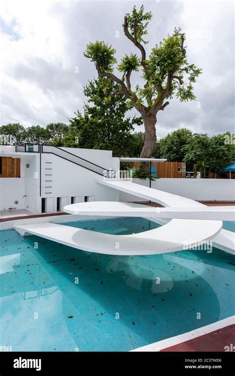 The penguin pool at london zoo hi-res stock photography and images - Alamy