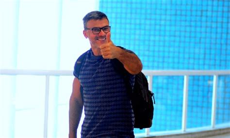 Record contrata Leonardo Vieira após ele se assumir gay Guia Gay São Paulo