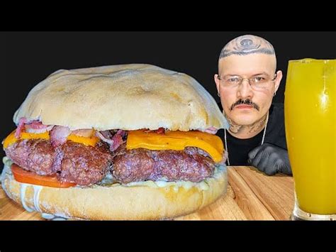 448 ASMR COMENDO HAMBÚRGUER GIGANTE MAIONESE CHEDDAR E BACON