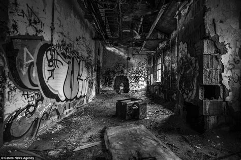 est100 一些攝影 some photos Naked nude woman abandoned building or vehicle Photographer Brian