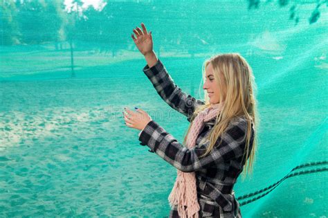 Glimlachend Blonde Meisje Portret Van Gelukkige Vrolijke Mooie Jongelui Stock Afbeelding Image