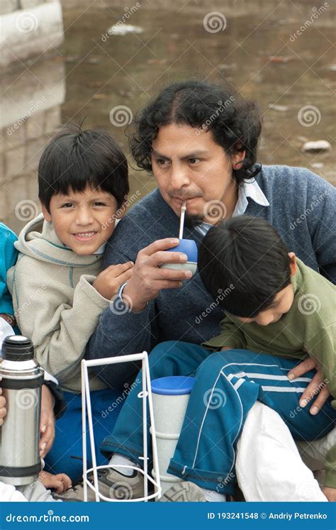 Familia Latina Sentada En La Calle Foto De Archivo Imagen De Gente Muchacha 193241548