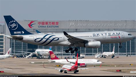 B China Eastern Airlines Airbus A Photo By Paiyuan Peng