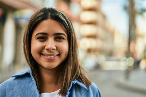 Joven Latina Sonriendo Feliz De Pie En La Ciudad Foto De Archivo Imagen De Exterior Atractivo