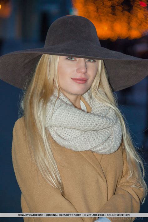 Gekleidetes blondes Babe enthüllt sexy Teenager Arsch und rasierte Muschi beim Strippen Porno