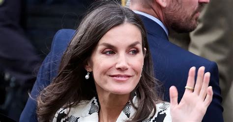 Mbretëresha Letizia thyen kodin guxon me një veshje naked dressing Celebrity