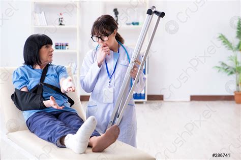 Médecin examinant la vieille femme mature après l Stock photo 286741 Crushpixel