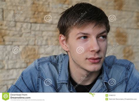 Afgeleide Aantrekkelijke Blauwe Ogen Blonde Mens Daydrea Stock Afbeelding Image Of Medelevend