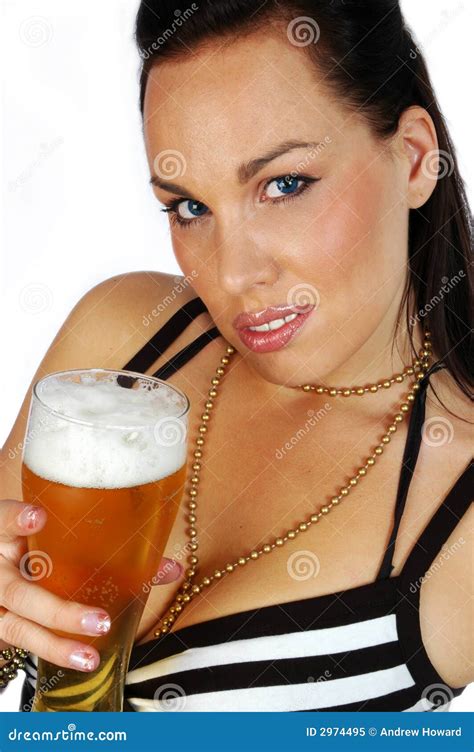 Rondborstige Brunette Met Een Pint Stock Afbeelding Image Of Schuim Bustehouder 2974495
