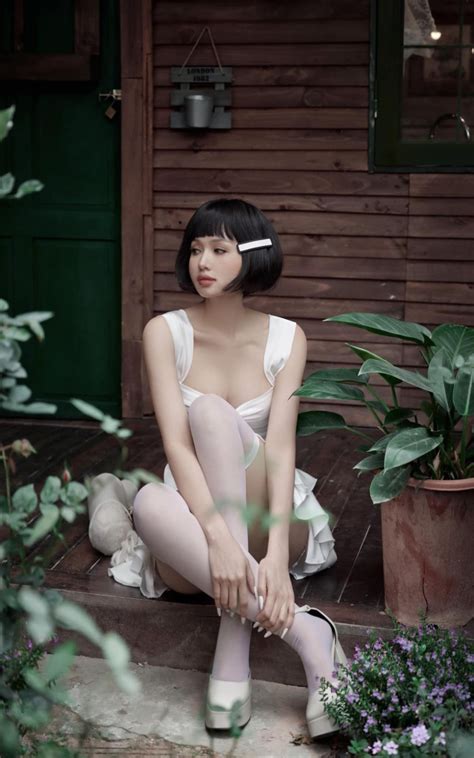 Bộ tứ hot girl đời đầu của showbiz Việt Người làm dâu hào môn sống cuộc đời sang chảnh người