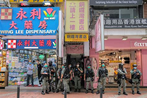 【港島遊行】示威者堵路掟雜物 警銅鑼灣放催淚彈 星島日報