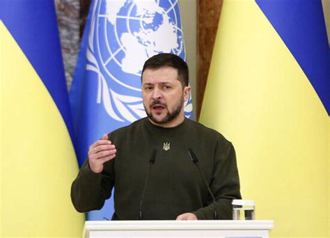 Guerre en Ukraine Volodymyr Zelensky salue dans le mandat d arrêt