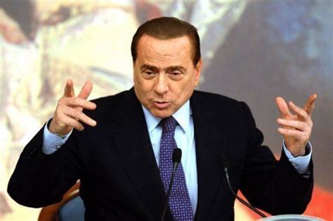 Silvio Berlusconi appelle Mouammar Kadhafi à se rendre