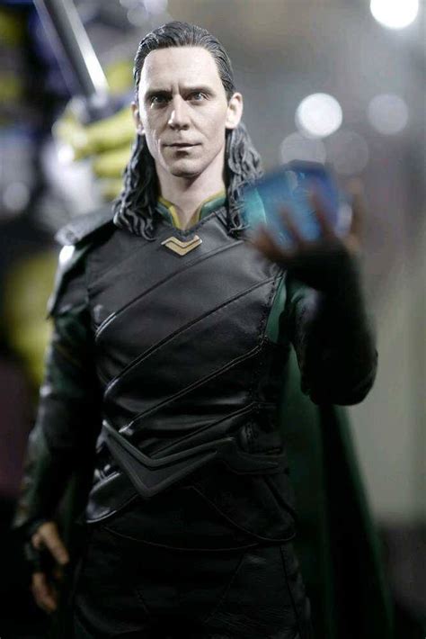 Hot Toys Loki Marvel Scale Action Figure Figround