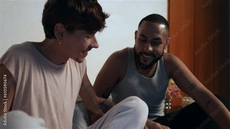 Video Jovem Casal Gay Interracial Brasileiro Conversando Sentados Na Cama Se Beijando No Dia