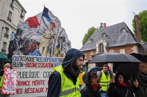 Gilets jaunes Castaner menteur et soutien aux hôpitaux au menu du