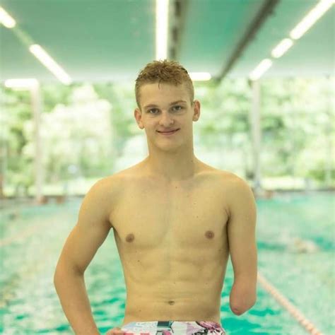 Pin By Brianbrotherston On Hand Or Arm Amputee Amputee Male Hot