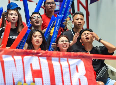 Hot tiktoker Hà mã tấu cổ vũ cực sung nhảy lên ăn mừng khi đội tuyển bóng rổ nữ Việt Nam