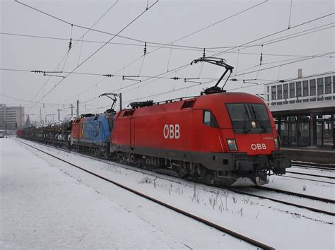 Die 1116 243 mit der 1116 250 (Feuerwehr) am 14.02.2010 mit einem ...