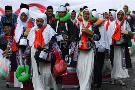 Jamaah Calon Haji Tiba Di Asrama Embarkasi Surabaya ANTARA Foto