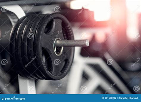 Máquinas Y Aparatos De Musculación En La Sala De Fitness Foto de