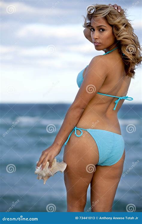 Jolie Femme Dans Le Bikini Bleu Clair Tenant Une Coquille Image Stock Image Du Copie Longueur