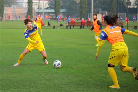 Hot girl Hoàng Thị Loan được HLV Mai Đức Chung chỉ điểm trên sân tập