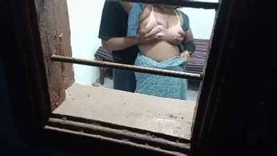 Tamil Karupu Soothu Aunty Boobs Press Seiyum Sex Video