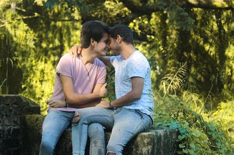 Una Joven Pareja De Hombres Gay Bes Ndose En El Parque Foto Premium