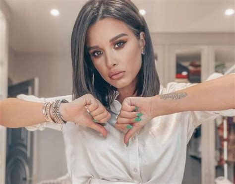 «Очень нежный образ»: Бородина предстала в белоснежной юбкой плиссе и ...