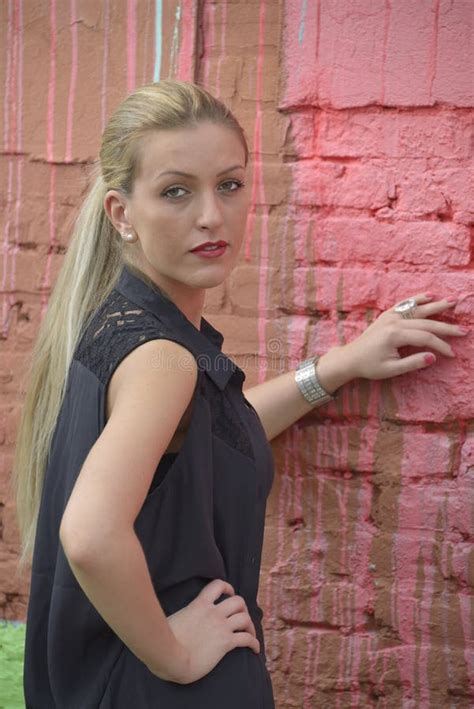Belle Fille Se Tenant Contre Le Mur Photo Stock Image Du Blonde Peint 32535758
