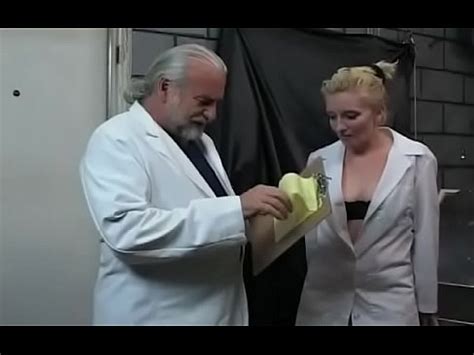 Chica sensual se está quitando lentamente la lencería XVIDEOS