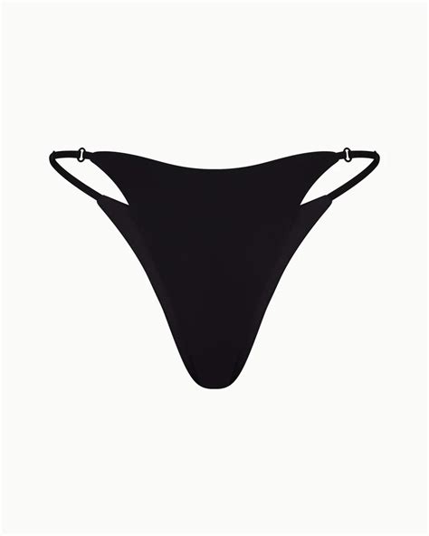 Kylie Jenner Elevates Her Cheeky 70 Bikini With The Belly Chain Trend Marie Claire