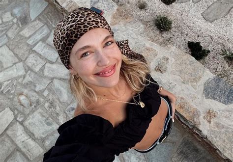 Victoria Beckham Με πιο μακριά μαλλιά από ποτέ και το τέλειο nude φόρεμα Marie Claire Ό τι