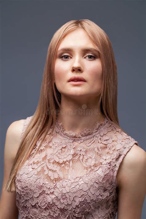 Jeune Dame Blonde Dans La Robe Sexy Photo Stock Image Du Coiffure Mode