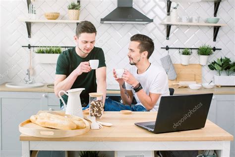 Una Imagen De Pareja Gay En La Cocina Atractivos Hombres Cauc Sicos Bebiendo Caf Y Trabajando