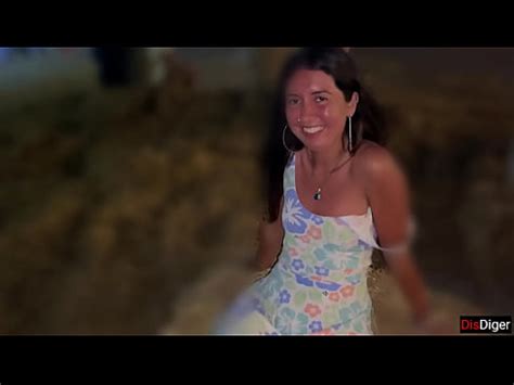 Grabé a mi desvergonzada esposa quitándose las bragas en público XVIDEOS