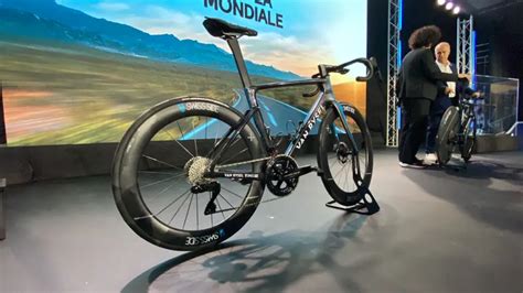 Cyclisme D Cathlon Devient Le Nouveau Sponsor D Ag R La Mondiale Van