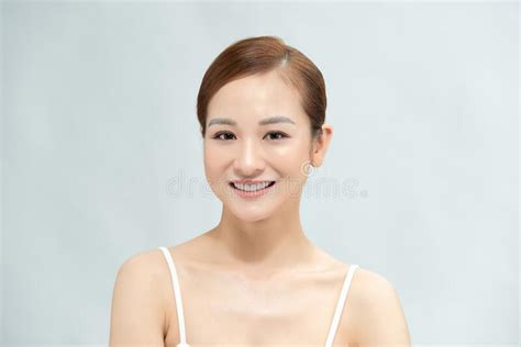 Nat Rlich Sch Ne Junge Blonde Frau In Der Natur Stockfoto Bild Von Schauen Blond