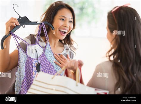 Frauen im Store einkaufen Stockfotografie - Alamy