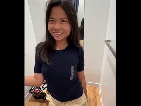 Asiática de 18 años me chupa en el probador y se la traga XVIDEOS