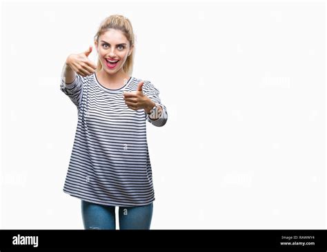 Junge hübsche blonde Frau mit Streifen Pullover über isolierte Hintergrund zur Genehmigung tun