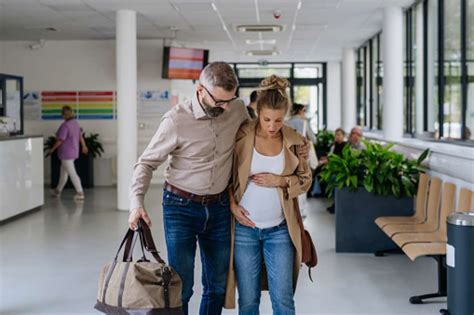 Собираем сумку в роддом 2024: список вещей для мамы и малыша - МЕТА