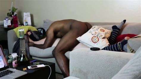 Une Blonde Aux Cheveux Courts Se Fait Baiser Sur Le Canape Avec Un Amant Noir