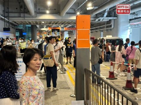 繼續有郵輪泊岸 碼頭交通安排暢順旅客候車時間不長 Rthk