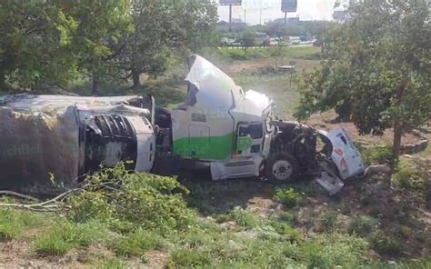 TRÁILER CAE DE UN PUENTE DEL PERIFÉRICO DE MÉRIDA