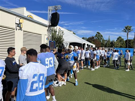 Lindsey Thiry on Twitter: "Chargers players are standing in like post ...