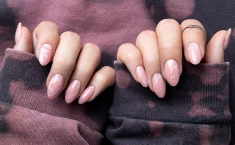 Uñas de efecto mármol para lograr un nail art sofisticado