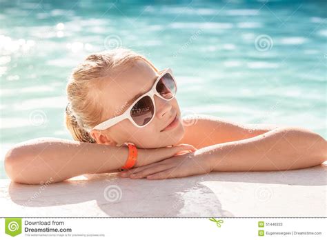 Belle Petite Fille Blonde Avec Des Lunettes De Soleil Dans La Piscine Image Stock Image Du
